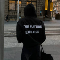 자수로 된 "미래 탐험" 후드 스웨트셔츠 