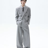 더블 브레스티드 수트 재킷과 와이드 팬츠 