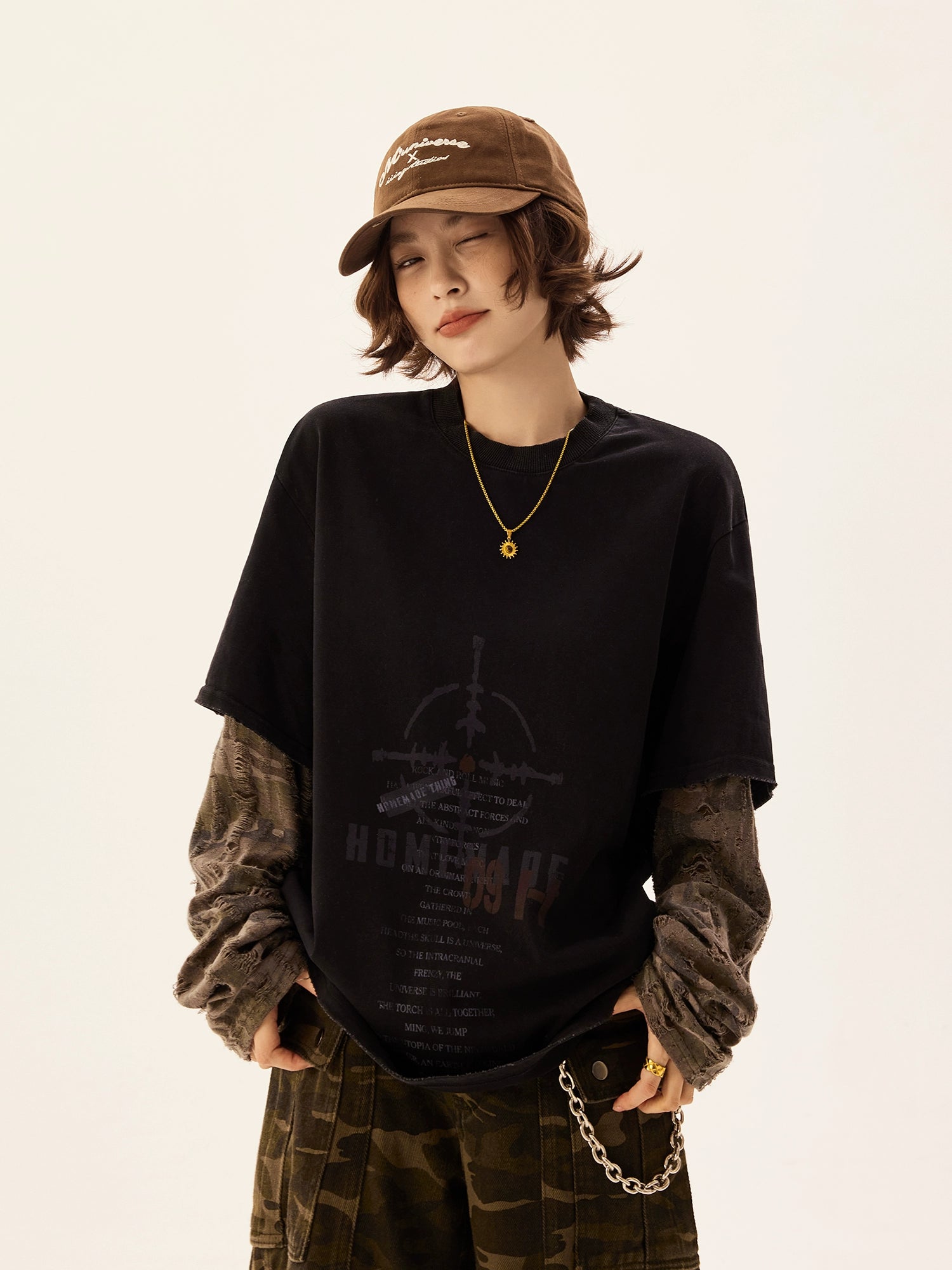 Top de Manga Longa em Patches de Camuflagem Estressada 